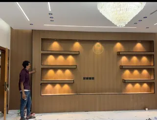 رفوف خشبية مضيئة بإضاءة ذهبية دافئة في مجلس